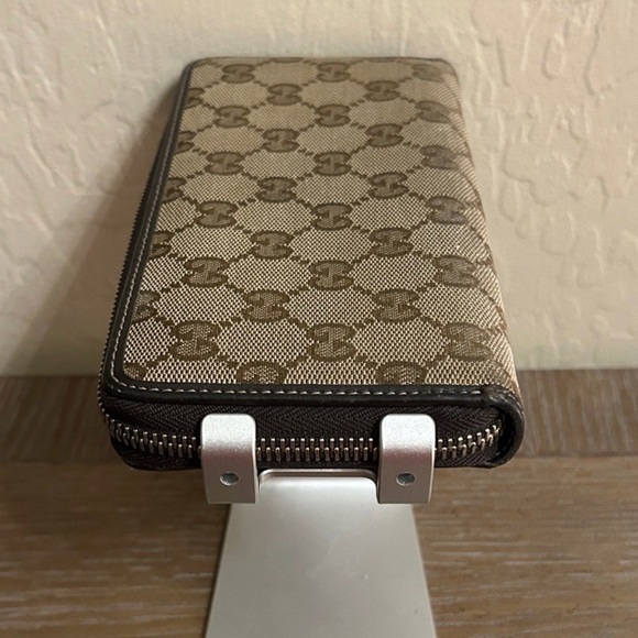 Gucci Beige and Brown Zip-Around Wallet - Picture 4 of 10